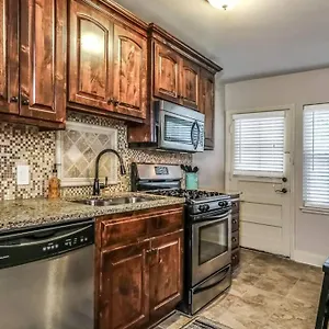 Holiday home M-2w Beautifully Updated-plaza King Bed Private Balcony And Off Street Parking Kansas City
