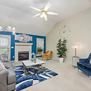 Beautiful Townhome, 11 Minutes To Downtown, Kcmo. Holiday home *