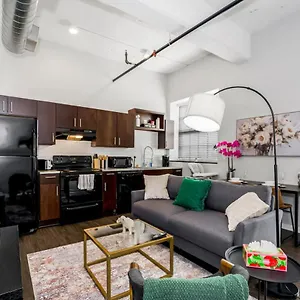 Cozy 1br Parking, Rooftop, Near Arrowhd & Tmobile Kansas City