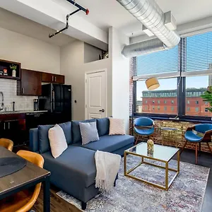 Classy 2br-parking, Rooftop,near Arrowhd & Tmobile * Kansas City